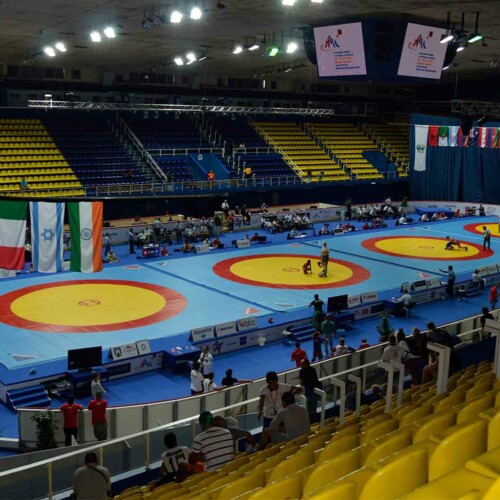 Fast leere Zuschauerränge vor vier Kampfflächen auf den Junior World Wrestling Championships 2014