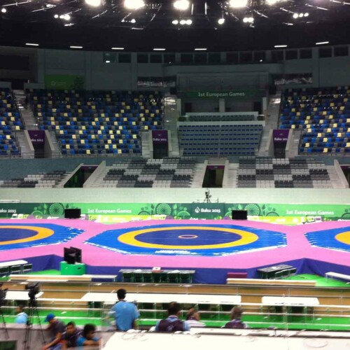 drei Kampfflächen vor leeren Zuschauerrängen der European Games in Baku 2015