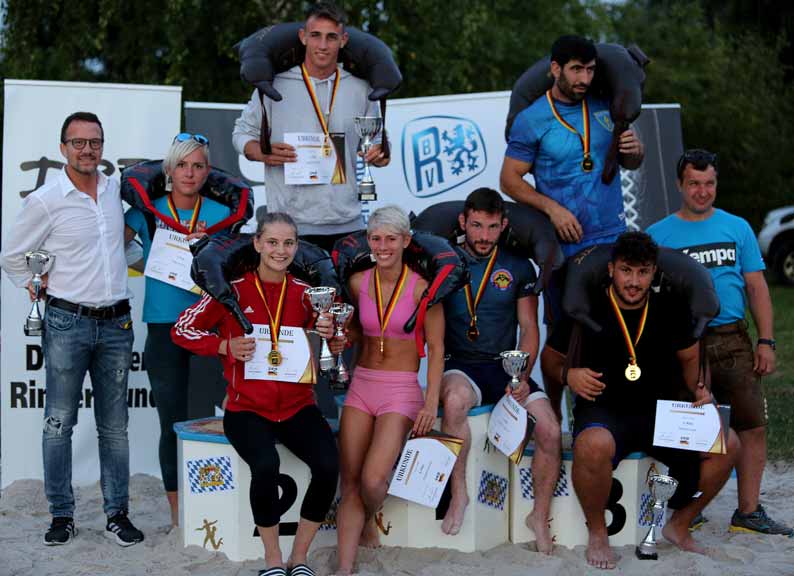 Die Sieger der offenen Deutschen Meisterschaften 2022 im Beach Wrestling