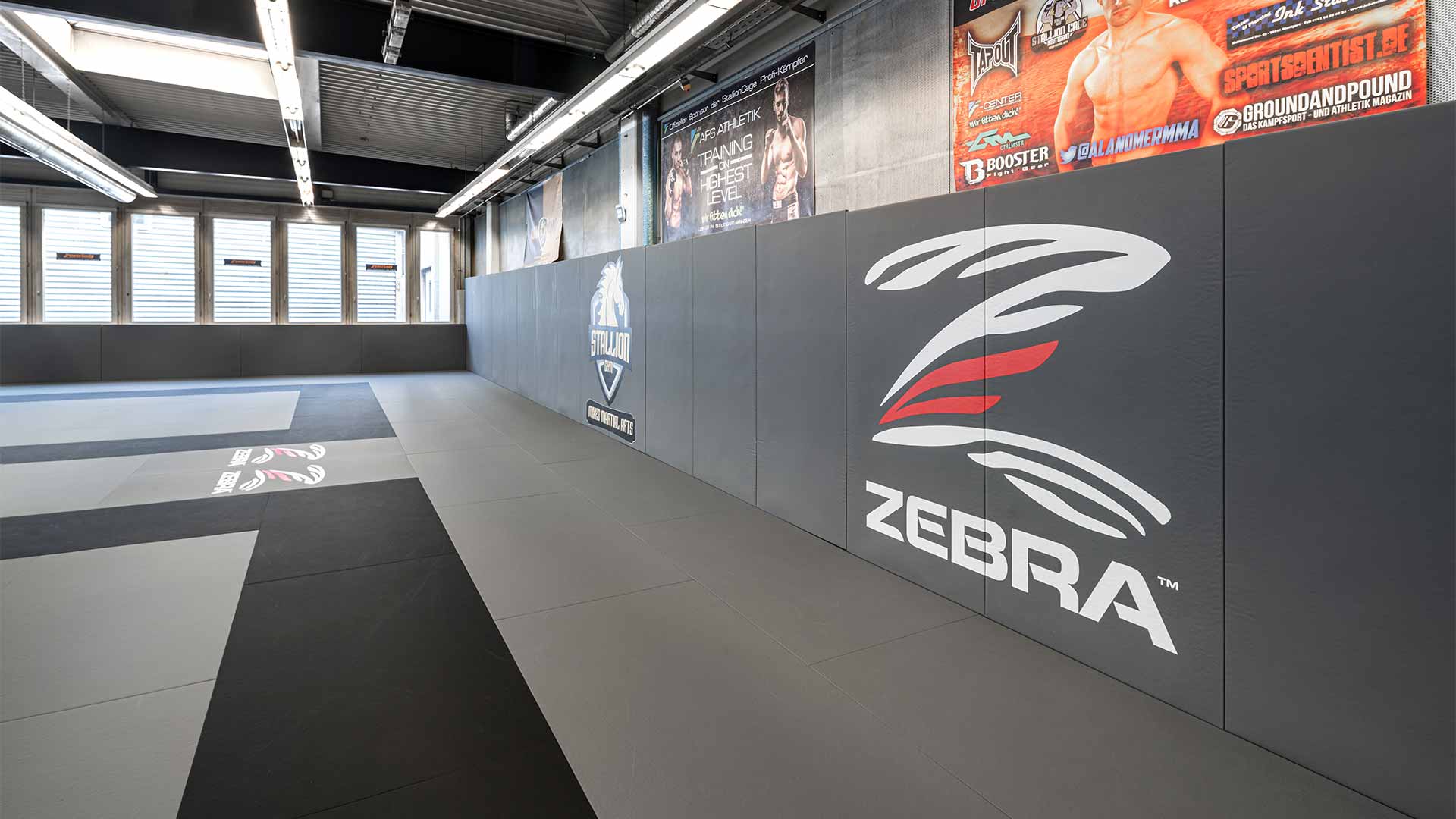 MMA Gym ausgestattet mit schwarzen und basaltgrauen ZEBRA Smooth Series Matten