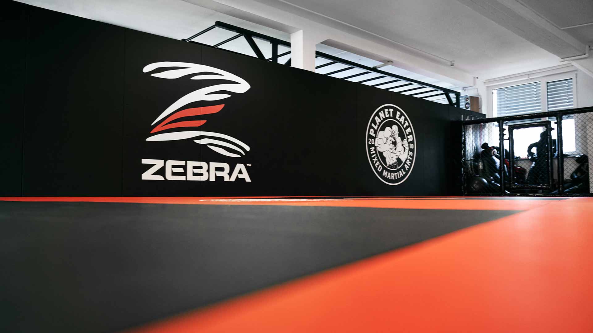 MMA Gym ausgestattet mit schwarzen und roten ZEBRA Smooth Series Matten