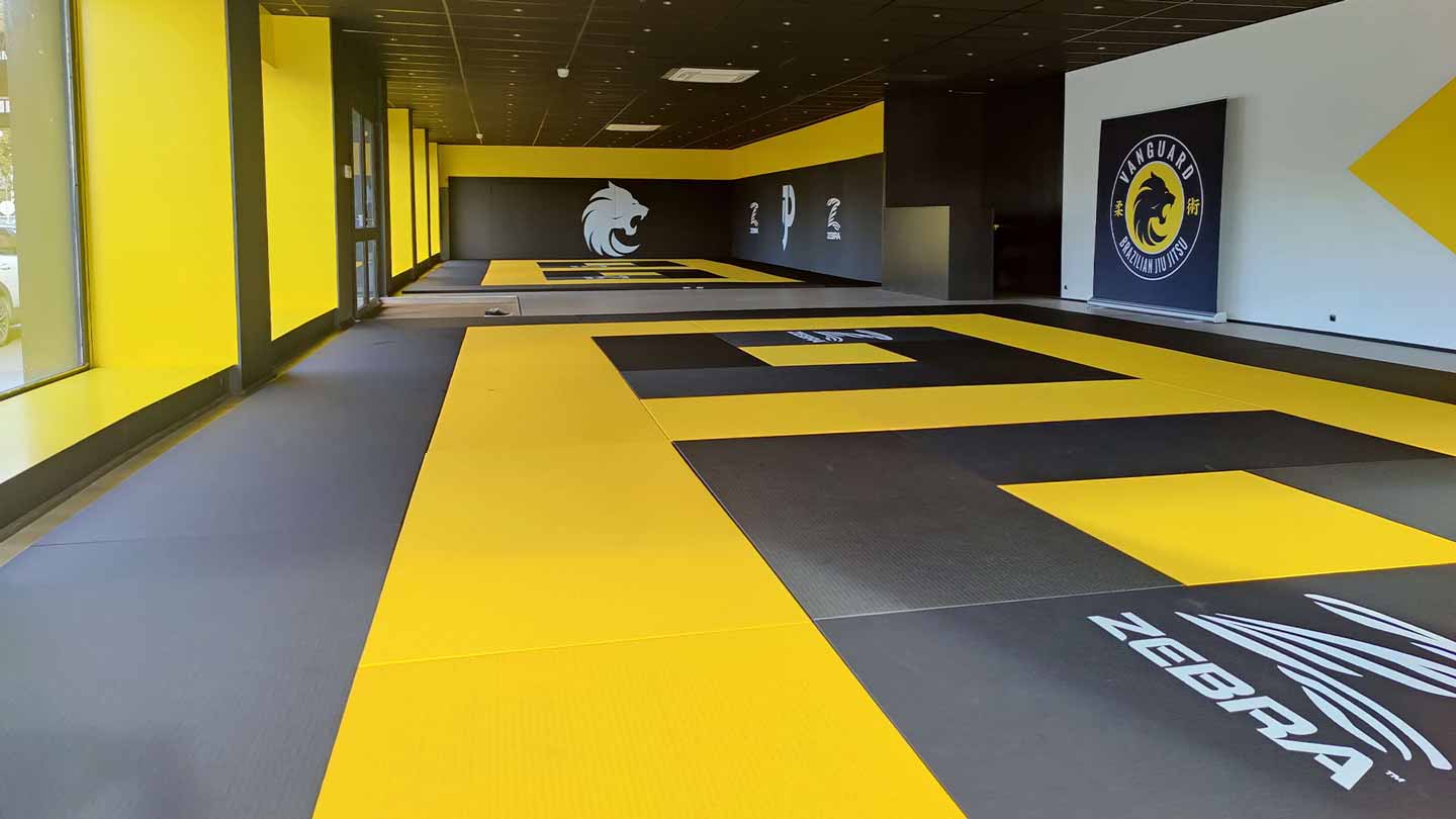 BJJ Trainingshalle mit ZEBRA Tatami Series Kampfsportmatten in gelber und grauer Farbe