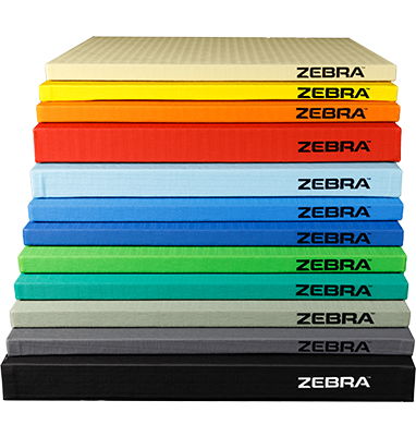 Zebra Judomatten in verschiedenen Farben gestapelt
