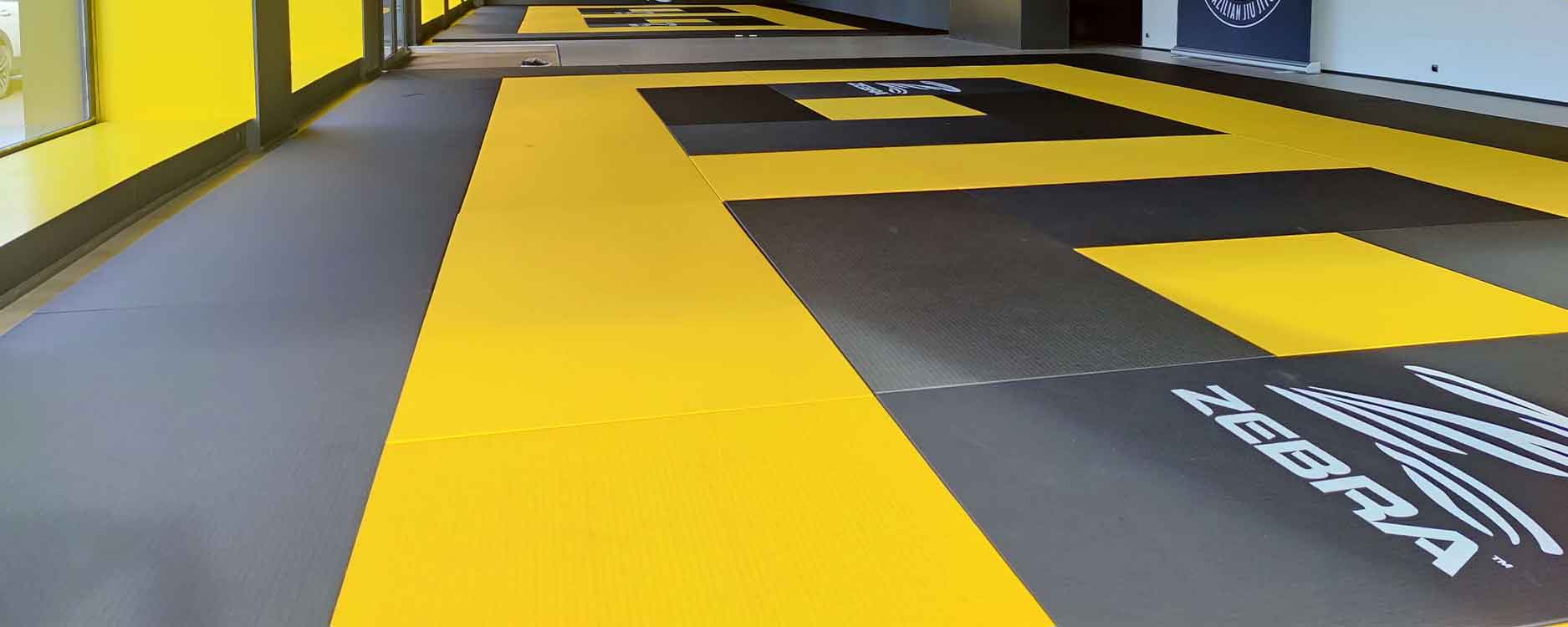 Judo Dojo mit schwarzen und gelben ZEBRA Judomatten